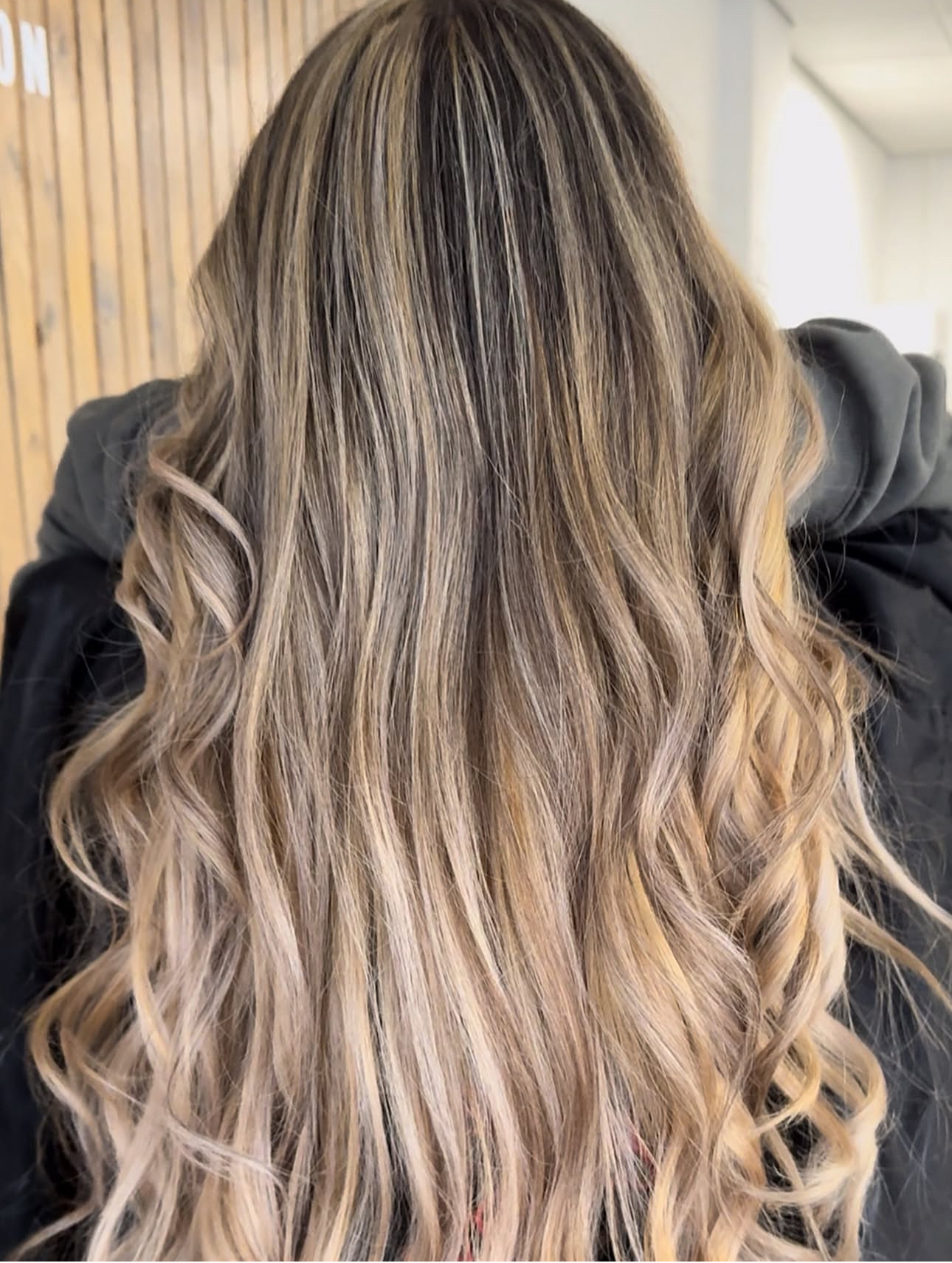 Lang golvend haar met blonde highlights, van achteren gezien